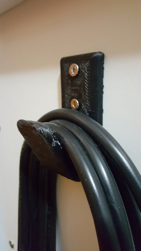 Diskreter Kabelhalter für geordnete Verkabelung