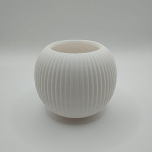 Moderner runder Blumentopf mit geripptem Design