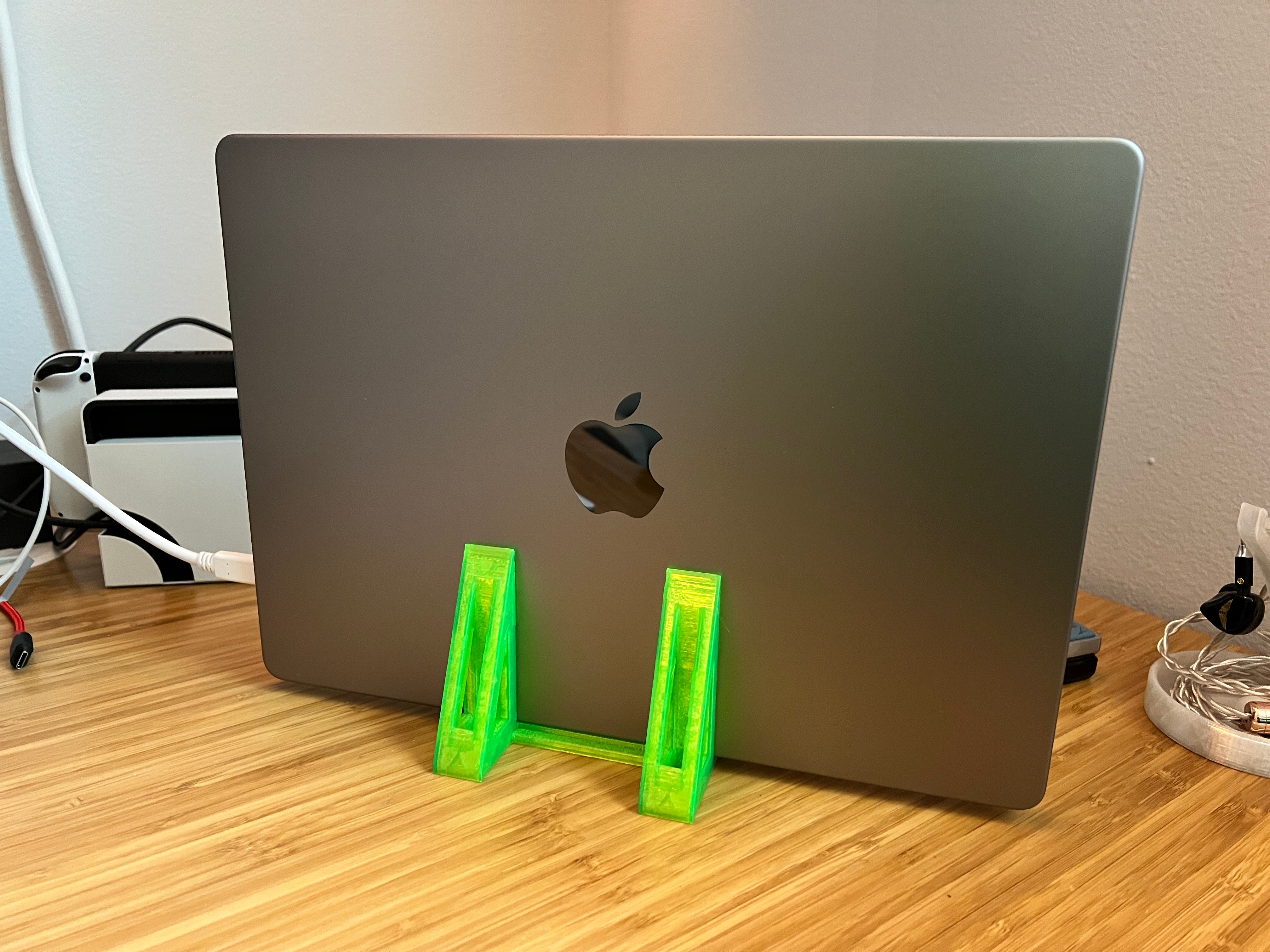 Vertikaler Stander fur MacBook Pro 14