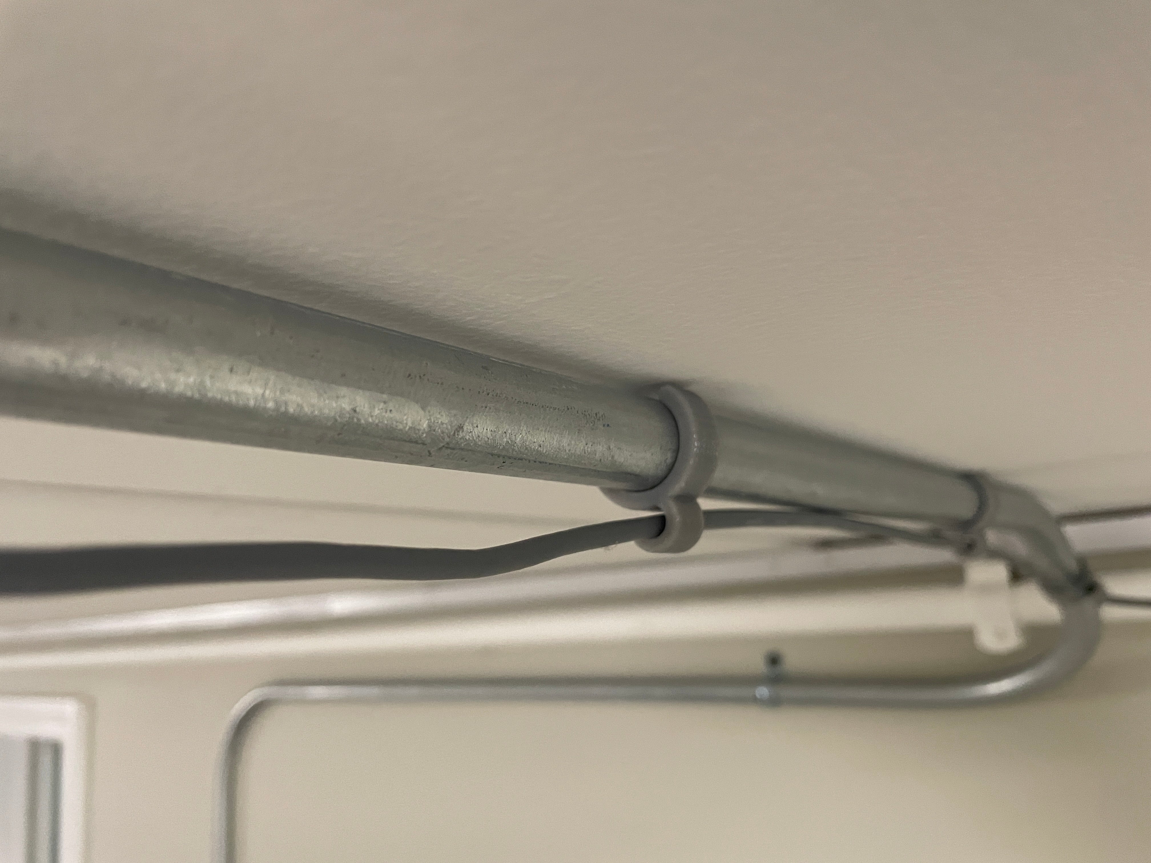 EMT-Schnappclips für Kabelmanagement an Leitungen