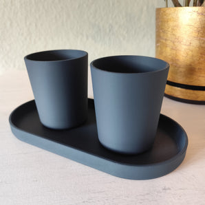 Minimalistisches Zahnbürstenhalter-Set mit Bechern und Ablage