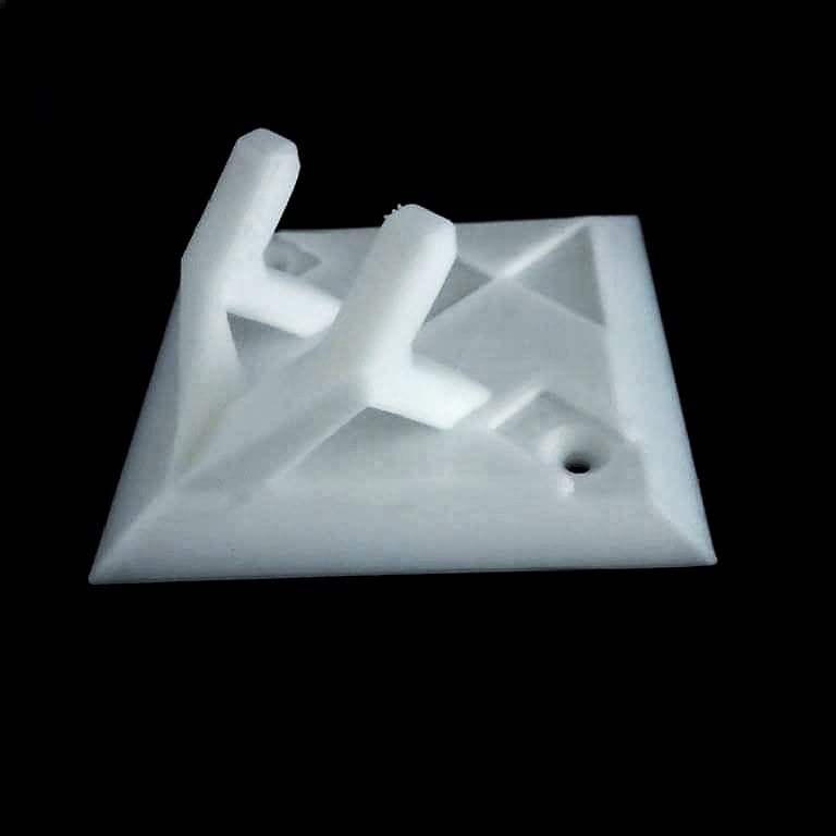 Moderner Wandhalter für Kleidung