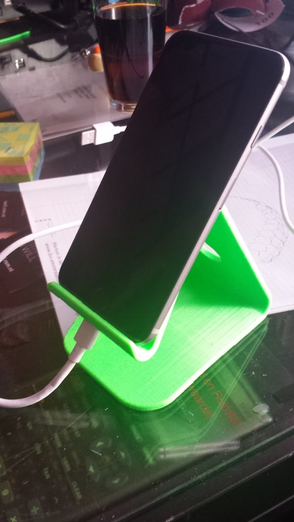 iPhone 6-Ständer mit Ladegerät und Miniklinkenstecker