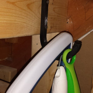 An der Wand montierter J-Haken für vielseitige Aufbewahrung