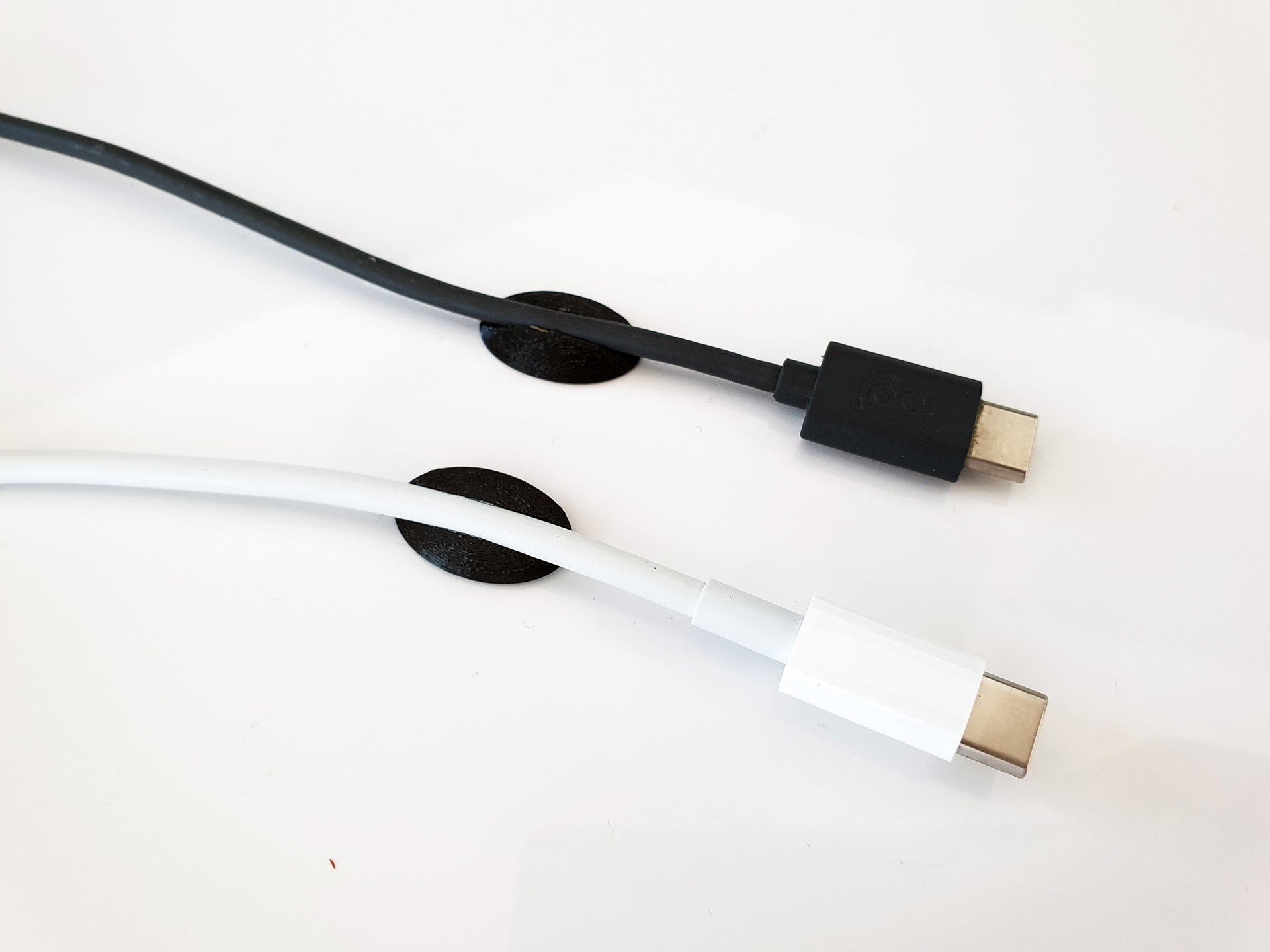 Kabelhalter für den Schreibtisch für Apple MacBook Pro und andere Kabel