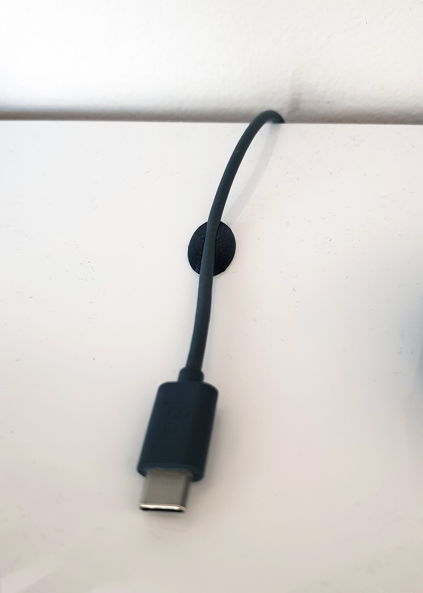Kabelhalter für den Schreibtisch für Apple MacBook Pro und andere Kabel