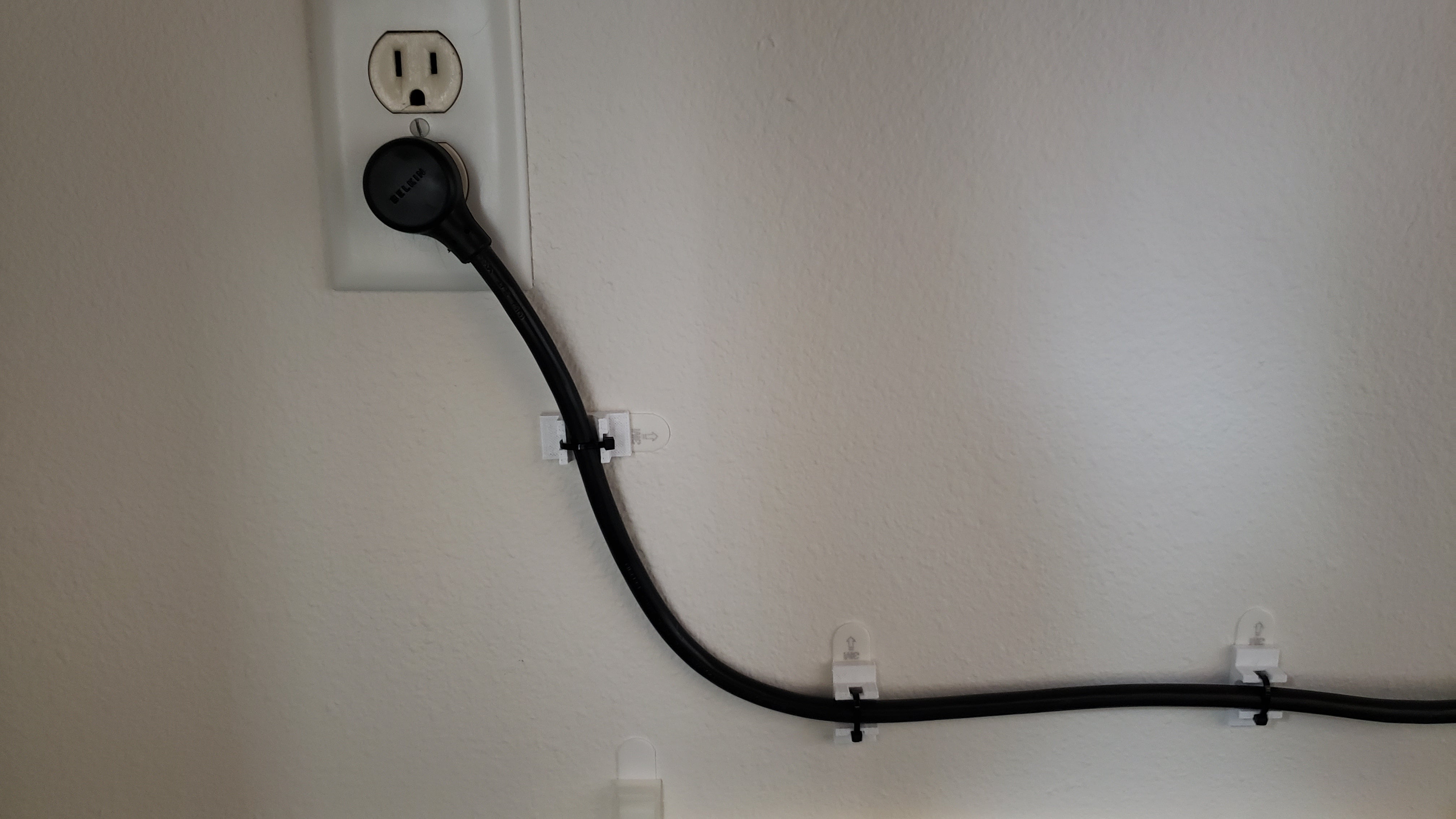 Command Strip-Kabelbinderhalter für Stromkabel
