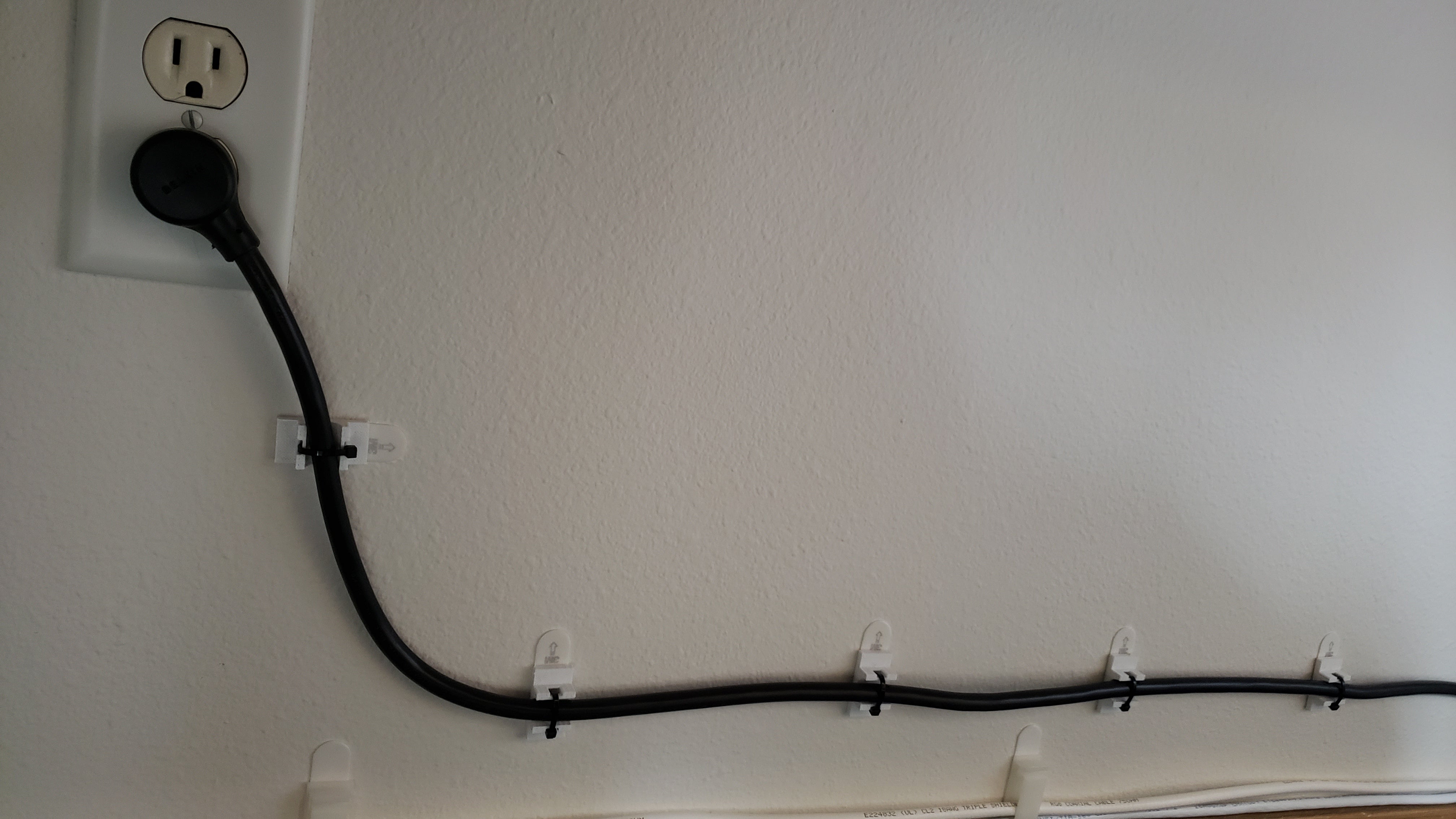 Command Strip-Kabelbinderhalter für Stromkabel