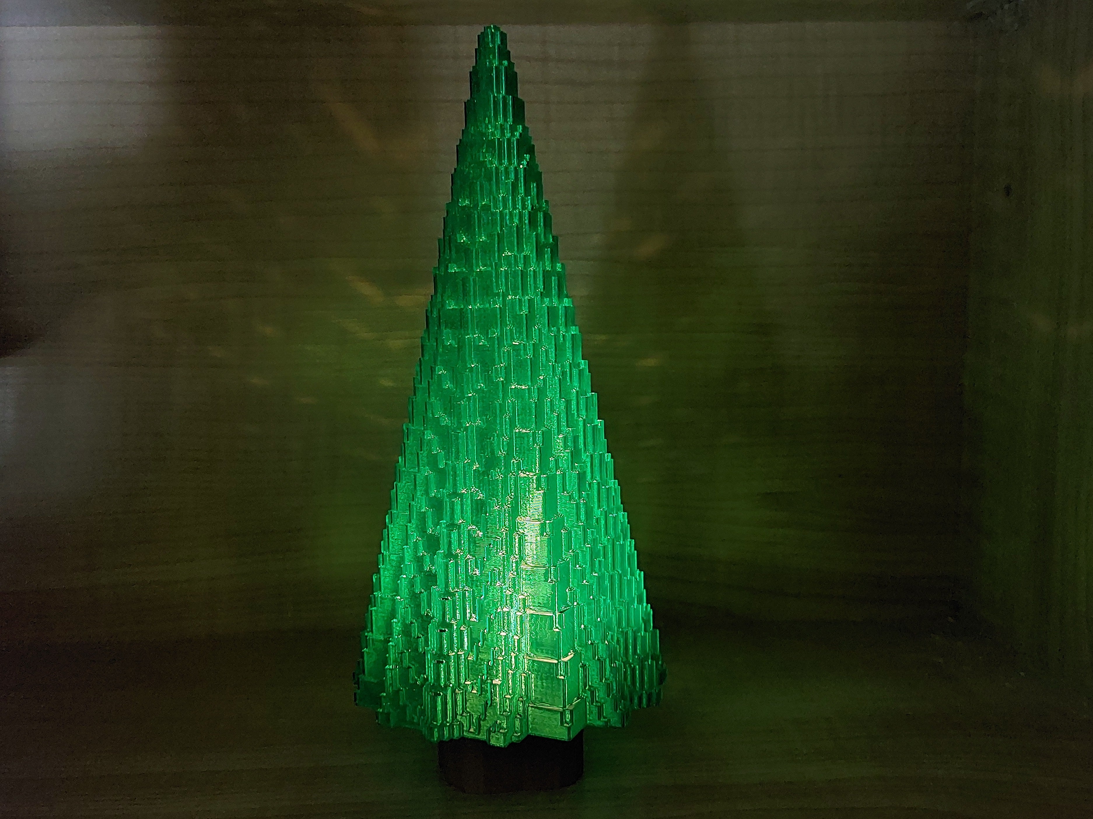 Großer Pixel-Weihnachtsbaum mit LED-Teelichthalter