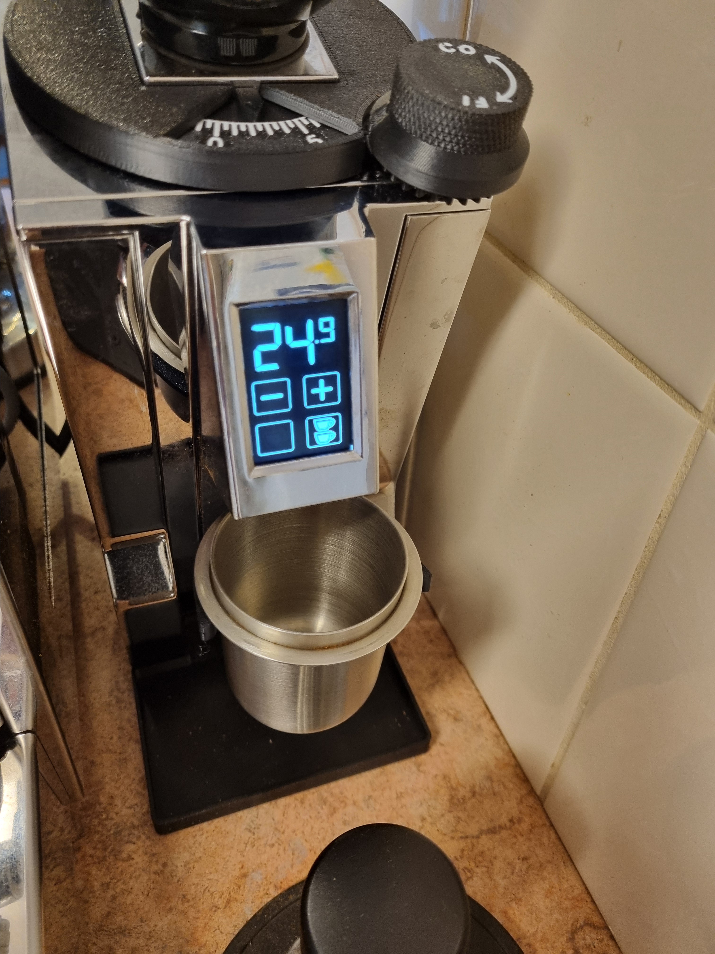 Eureka Mignon Dosierbecherhalter mit Kaffeesammler und verstellbarem Winkel