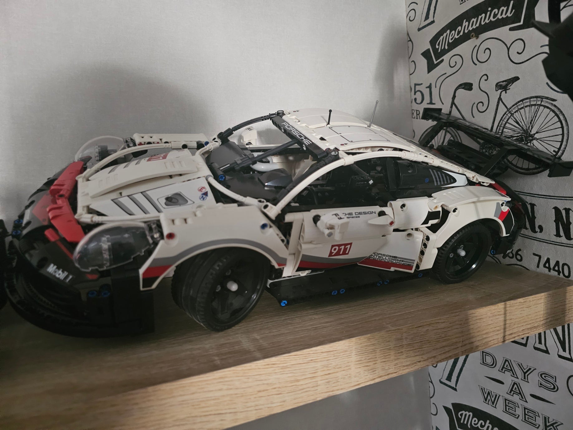 3D-druckbarer Ausstellungsständer für LEGO Technic Porsche 911 RSR (42096)