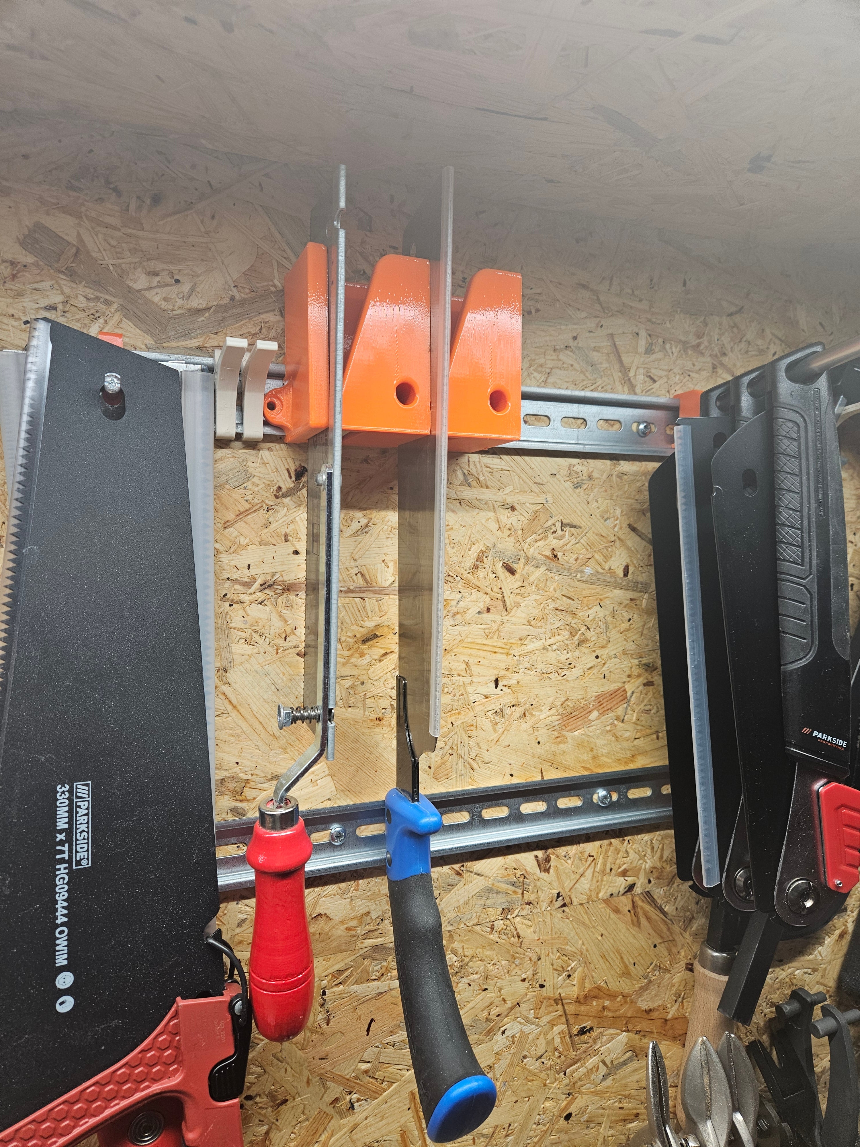 Sägenhalter für DIN-Schienensystem