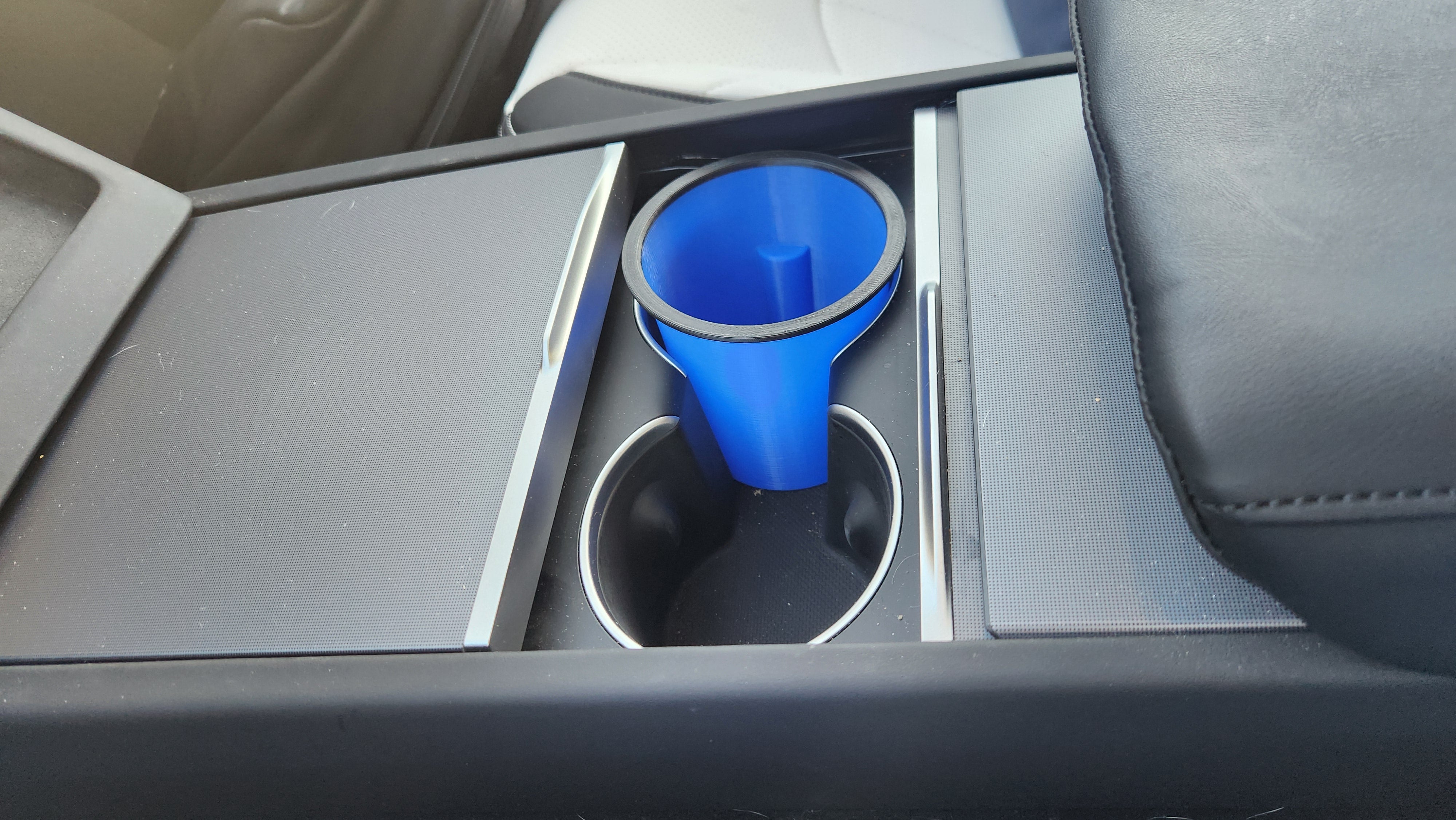 Flexibler Getränkehalter für Tesla Model 3 Highland