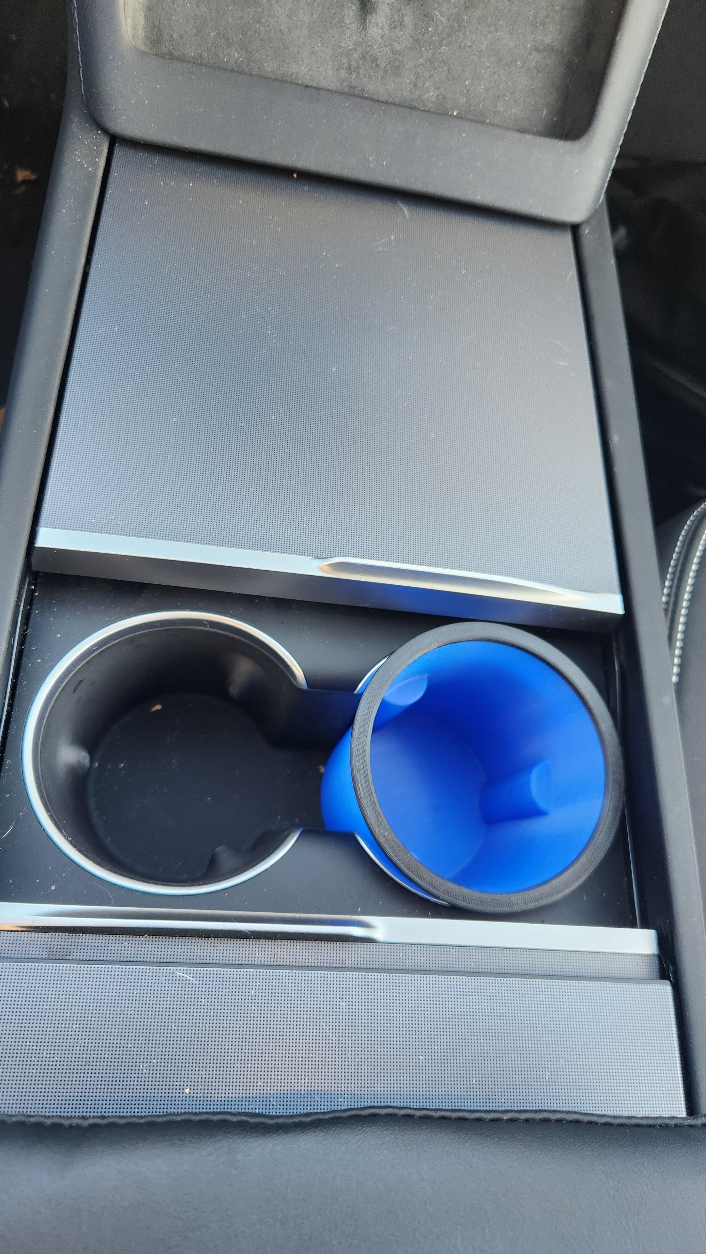 Flexibler Getränkehalter für Tesla Model 3 Highland