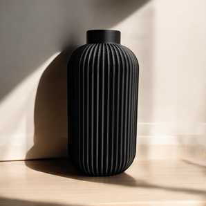 Moderne gerippte Vase für Blumen und Zweige