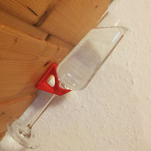 Eleganter Sektglashalter zur Wandmontage