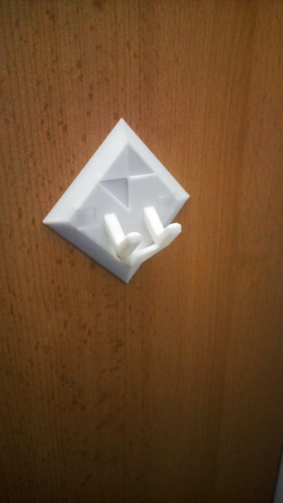 Moderner Wandhalter für Kleidung
