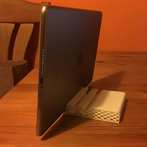 Verstellbarer iPad-Ständer mit Wabendesign