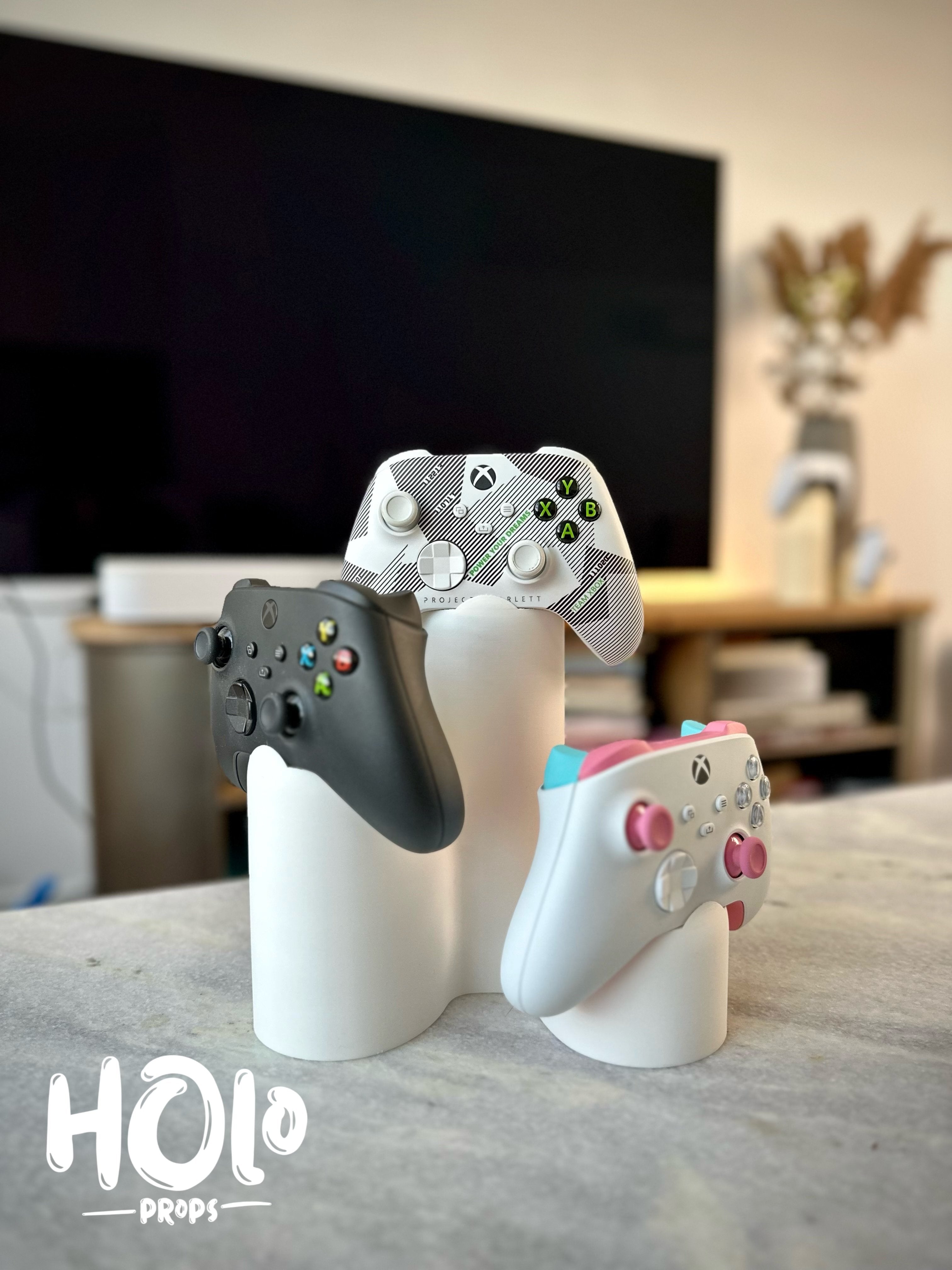 Moderner Dreifach-Controller-Ständer – Glatte und verputzte Version