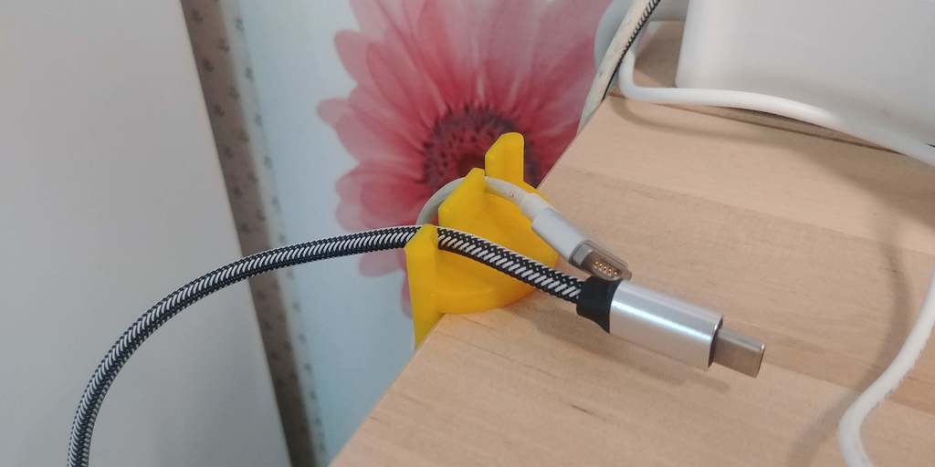 USB-Kabelhalter für einen organisierten Schreibtisch