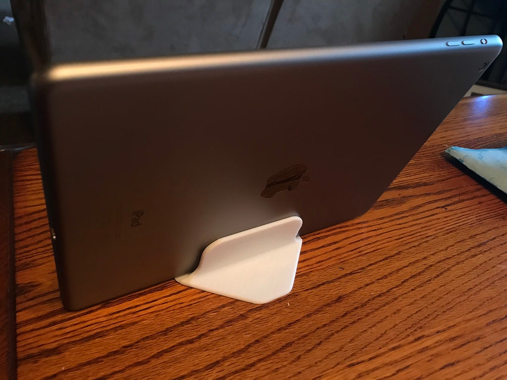 Einfacher, aber stabiler iPhone/iPad-Ständer für Schreibtisch oder Nachttisch