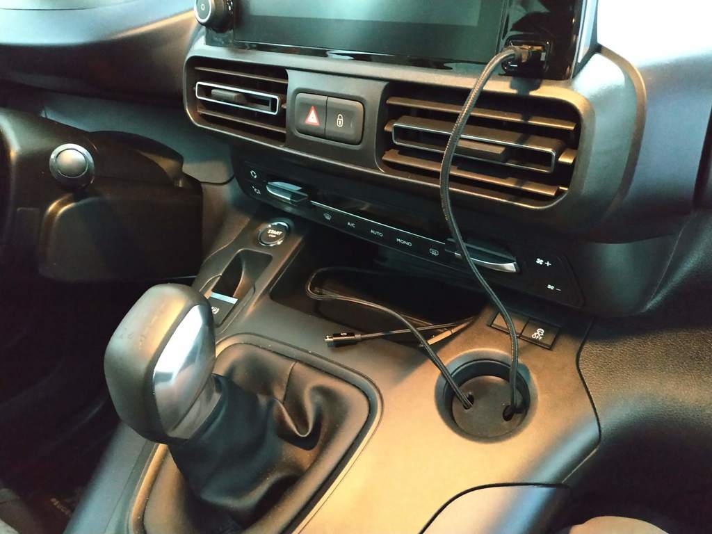 USB-Kabelhalter für Rifter, Berlingo und Combo 2018