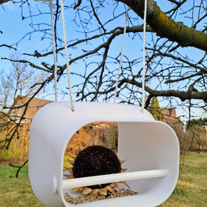 Praktische Vogelfutterstation zum Aufhängen im Garten