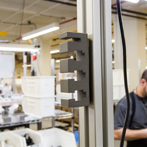 Robuster Kabelhalter für 80/20 und Bosch Rexroth Rahmen