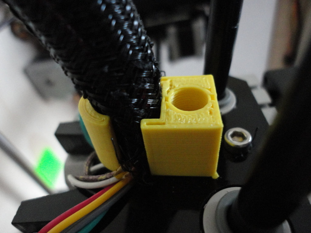 Zugentlastungs-Upgrade für Replikator-Extruder-Drahtbasis