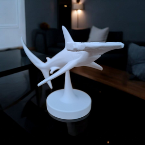 Detaillierte Skulptur eines schwimmenden Hammerhais