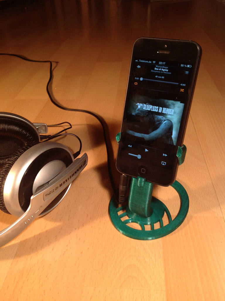 iPhone 5 Ständer mit Platz für Audiokabel