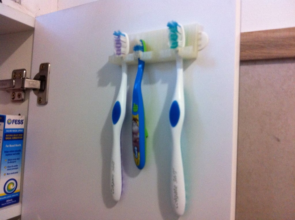 Wirklich einfacher Zahnbürstenhalter für vier Zahnbürsten