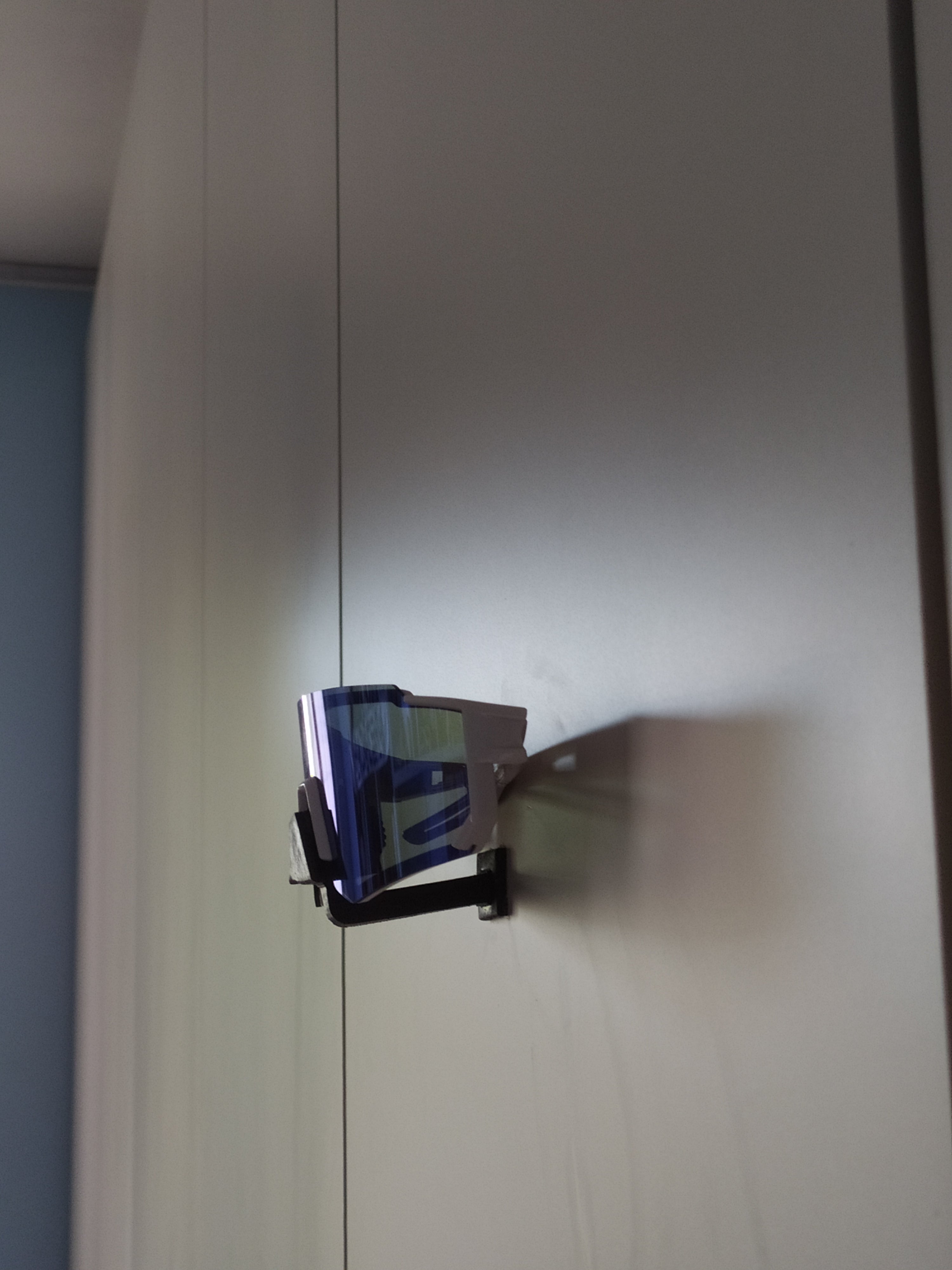 Minimalistischer Brillen- und Sonnenbrillenhalter zur Wandmontage