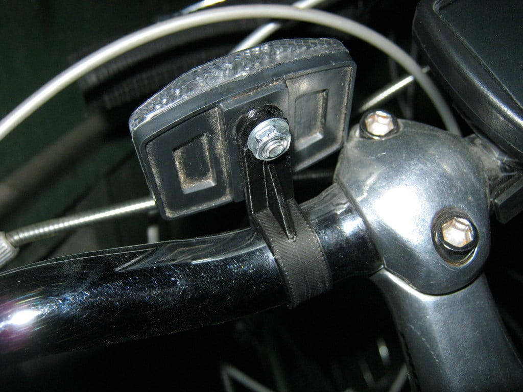 Flexibler Fahrrad-Reflektorhalter für den Lenker