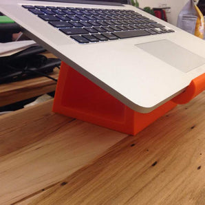 Platzsparender und ergonomischer Ständer für MacBook Pro