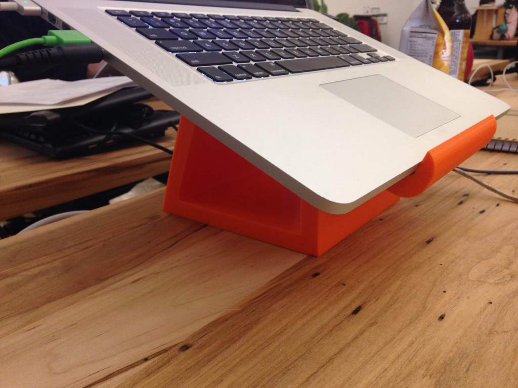 Platzsparender Ständer für MacBook Pro