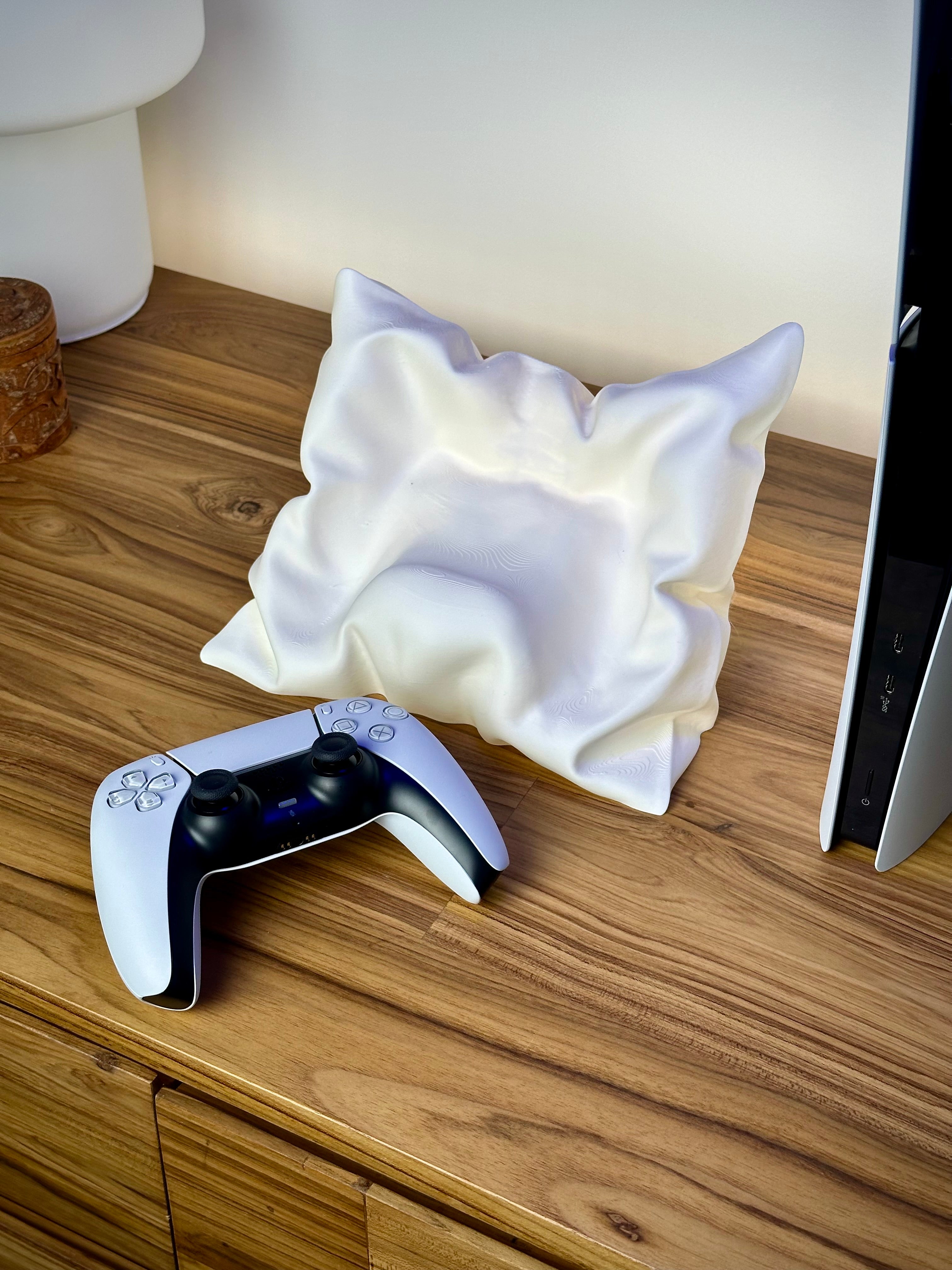 Stylischer PS5-Controller-Ständer in Kissenform