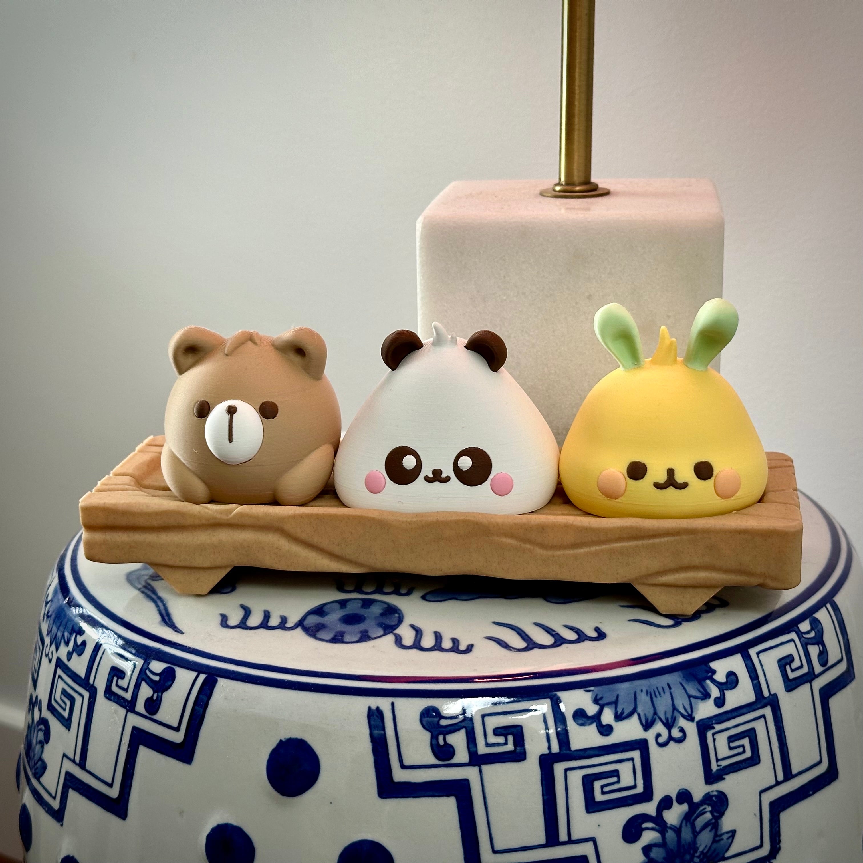 Kawaii Animal Bao auf einem Holzblock