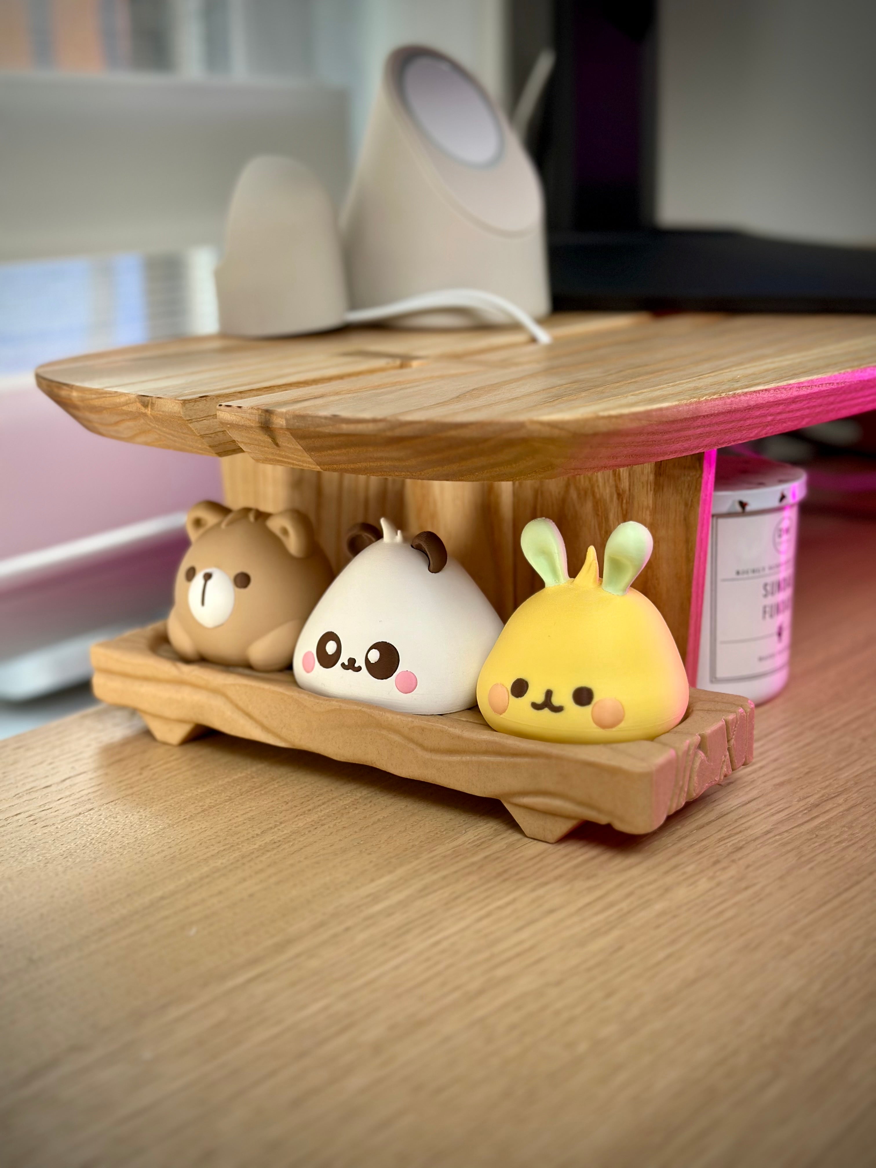 Kawaii Animal Bao auf einem Holzblock