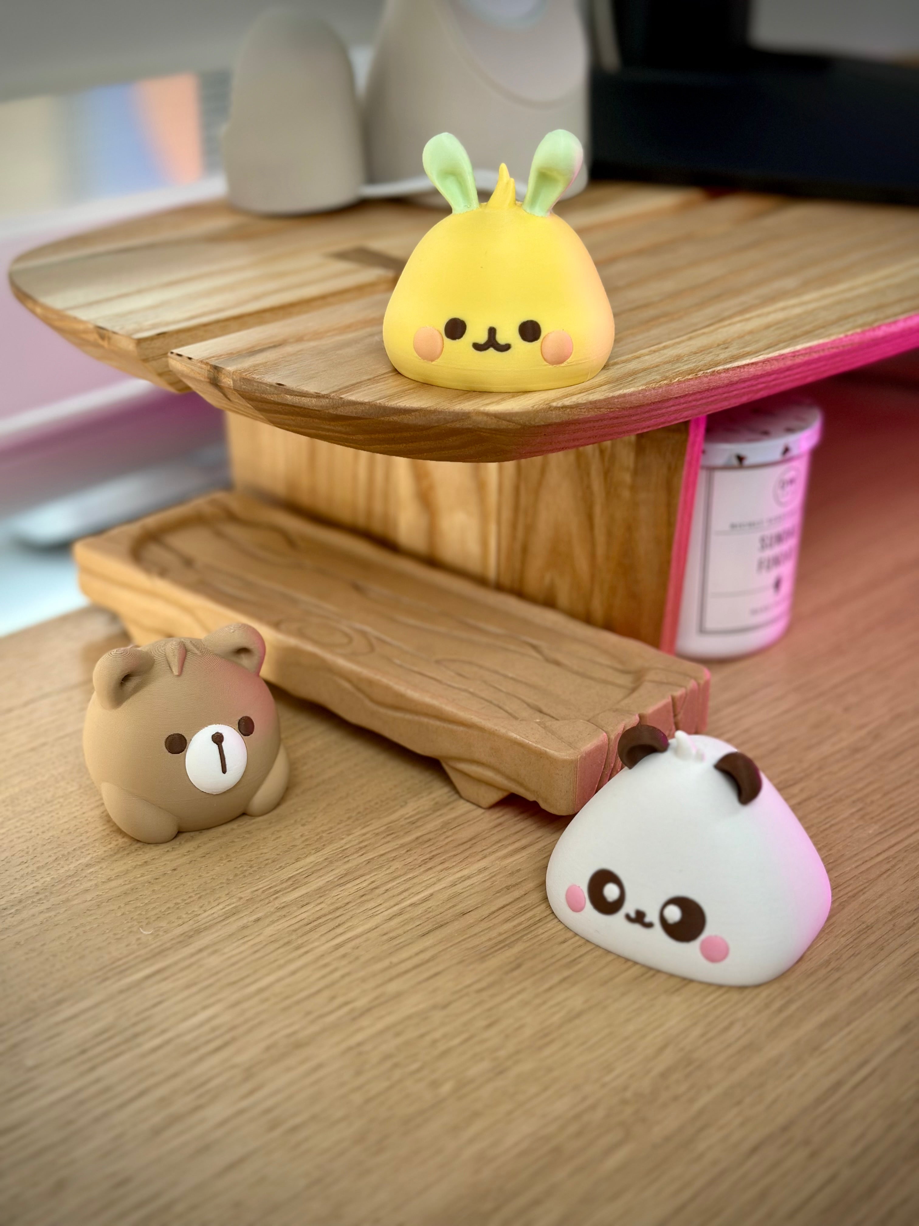 Kawaii Animal Bao auf einem Holzblock