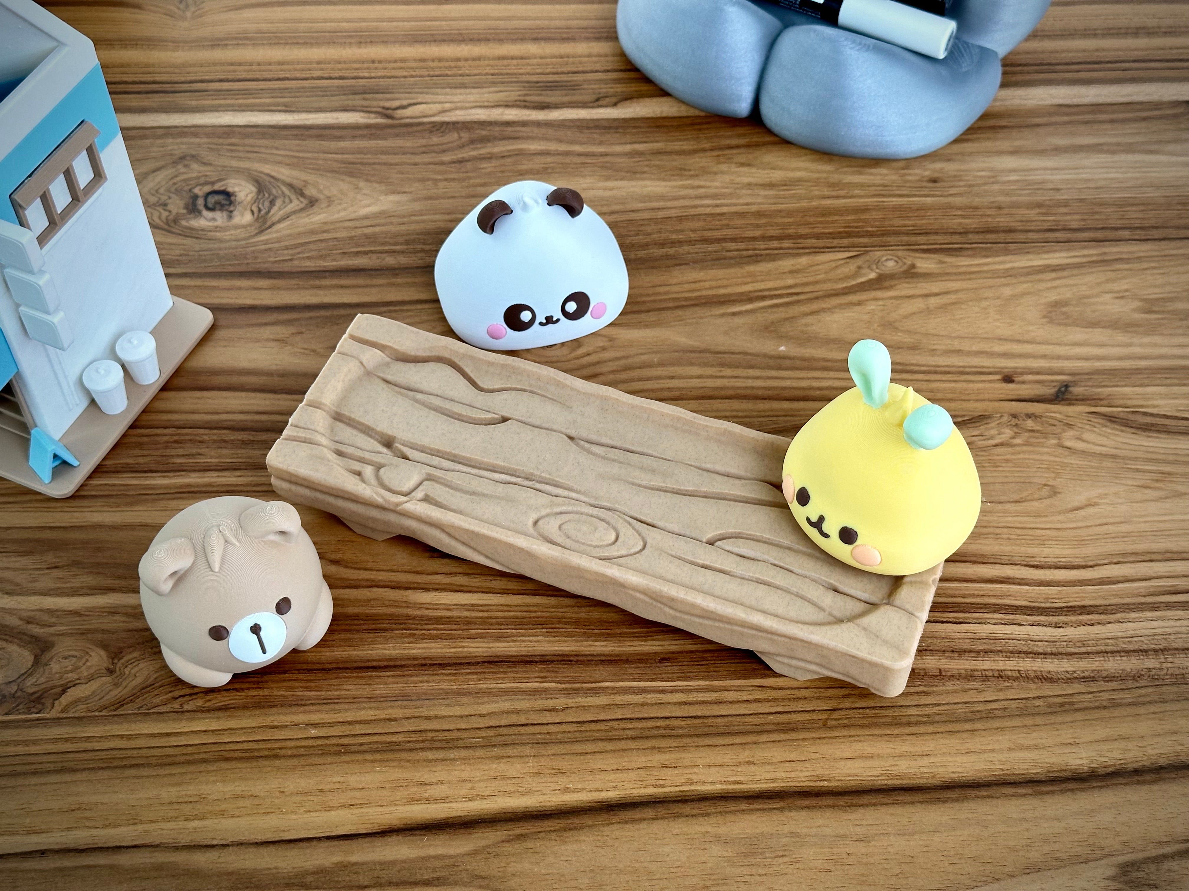 Kawaii Animal Bao auf einem Holzblock