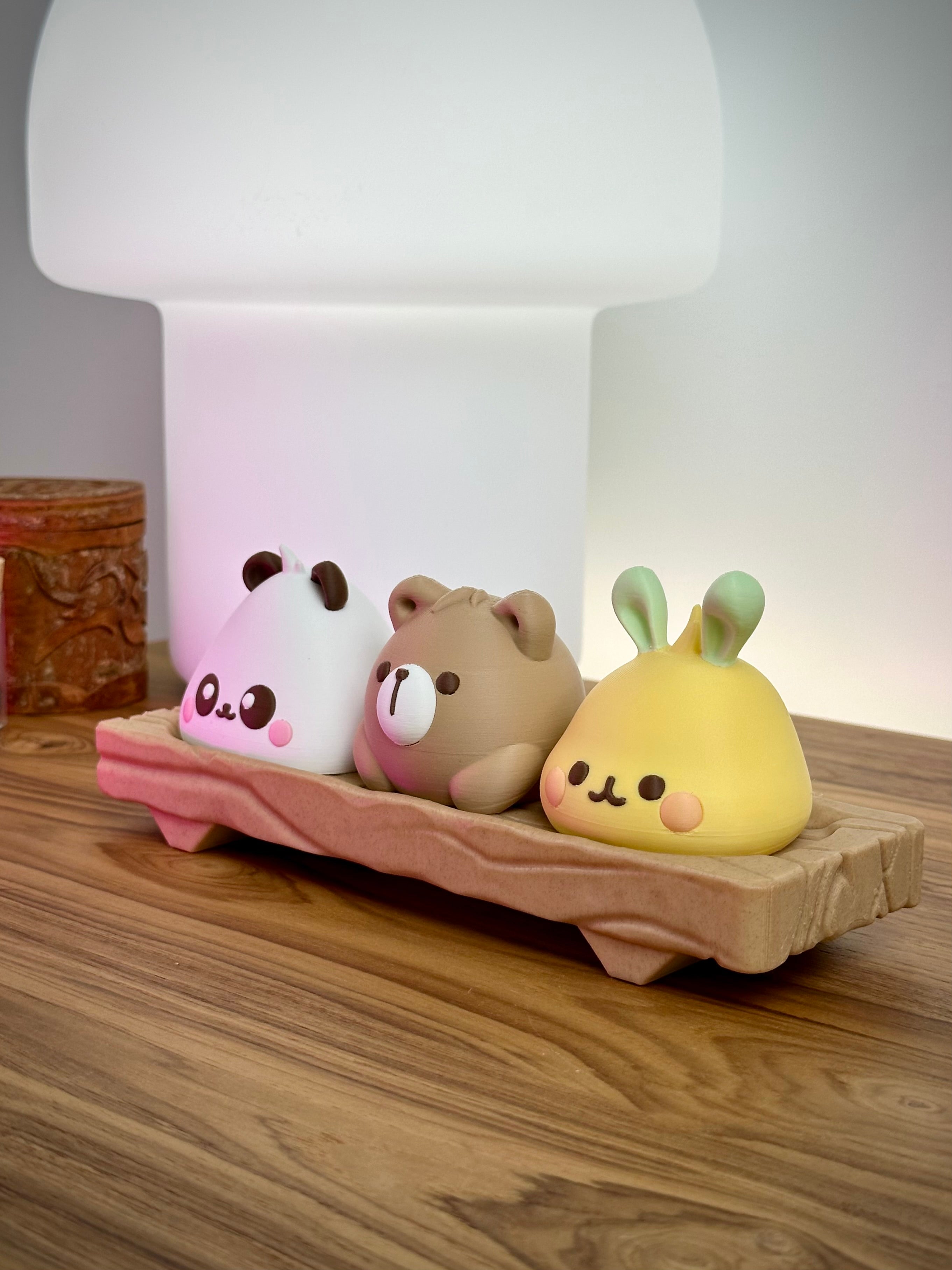 Kawaii Animal Bao auf einem Holzblock
