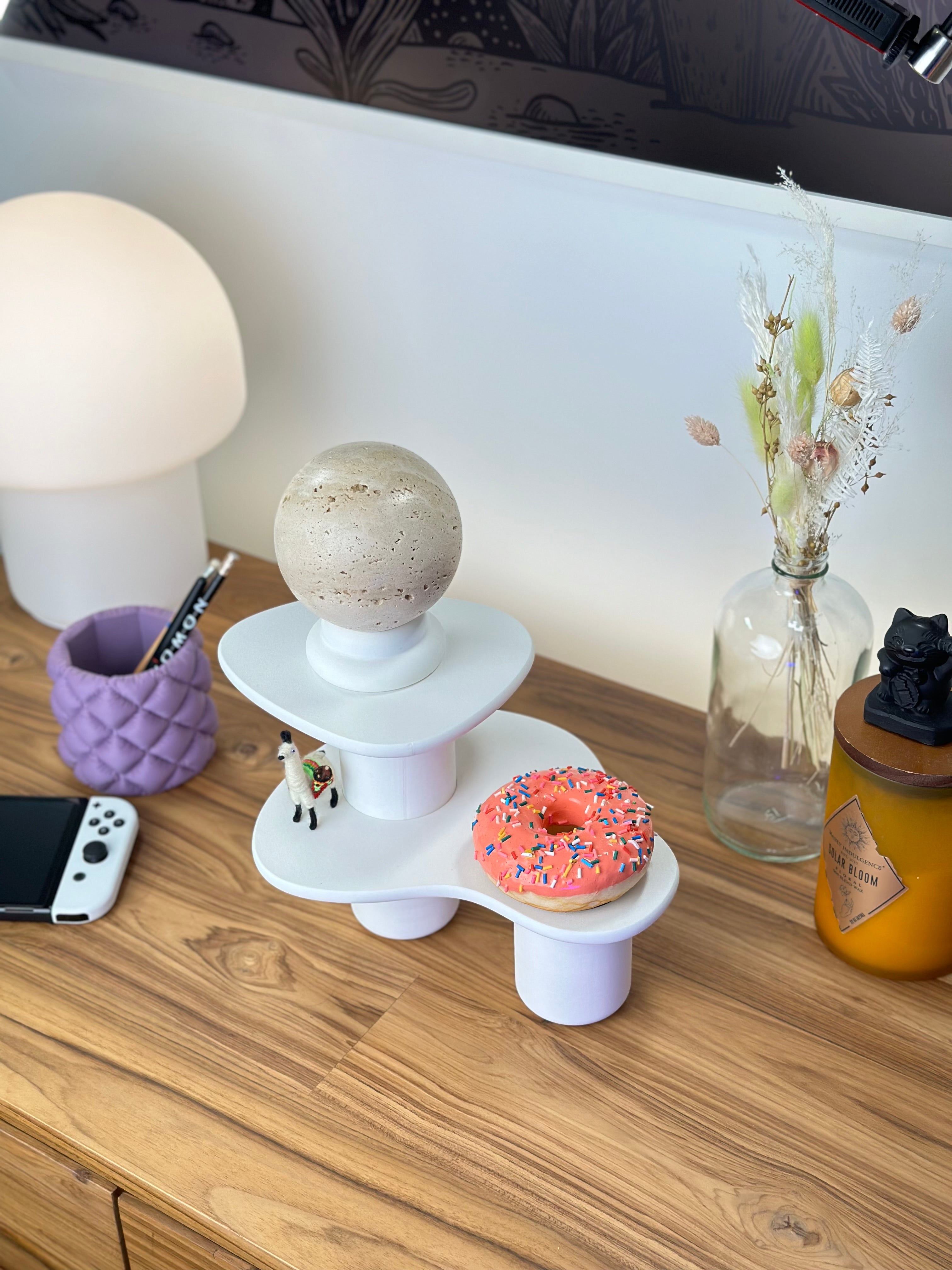 Der Wavy Stand – Ein modernes Schreibtischregal