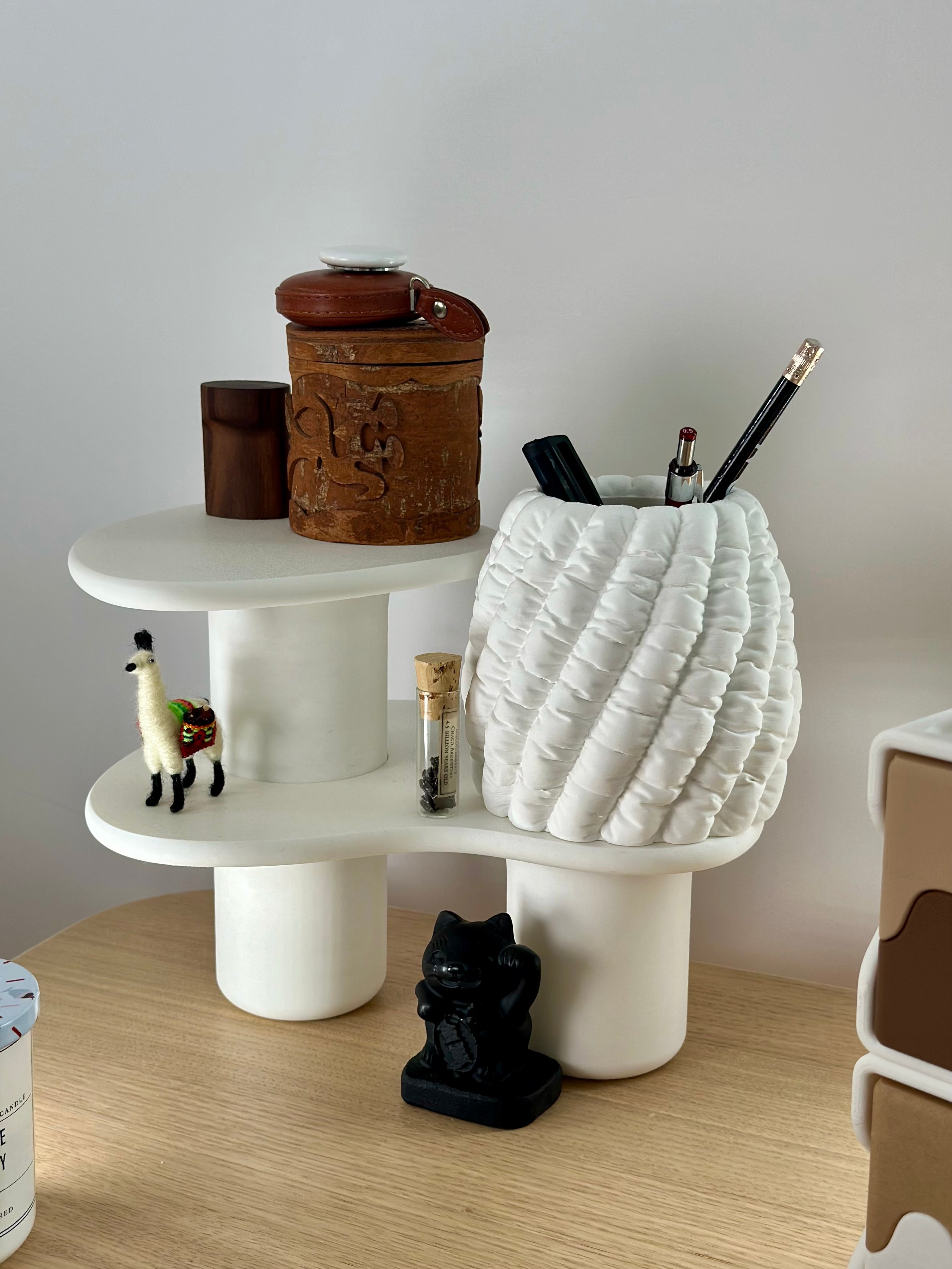 Der Wavy Stand – Ein modernes Schreibtischregal