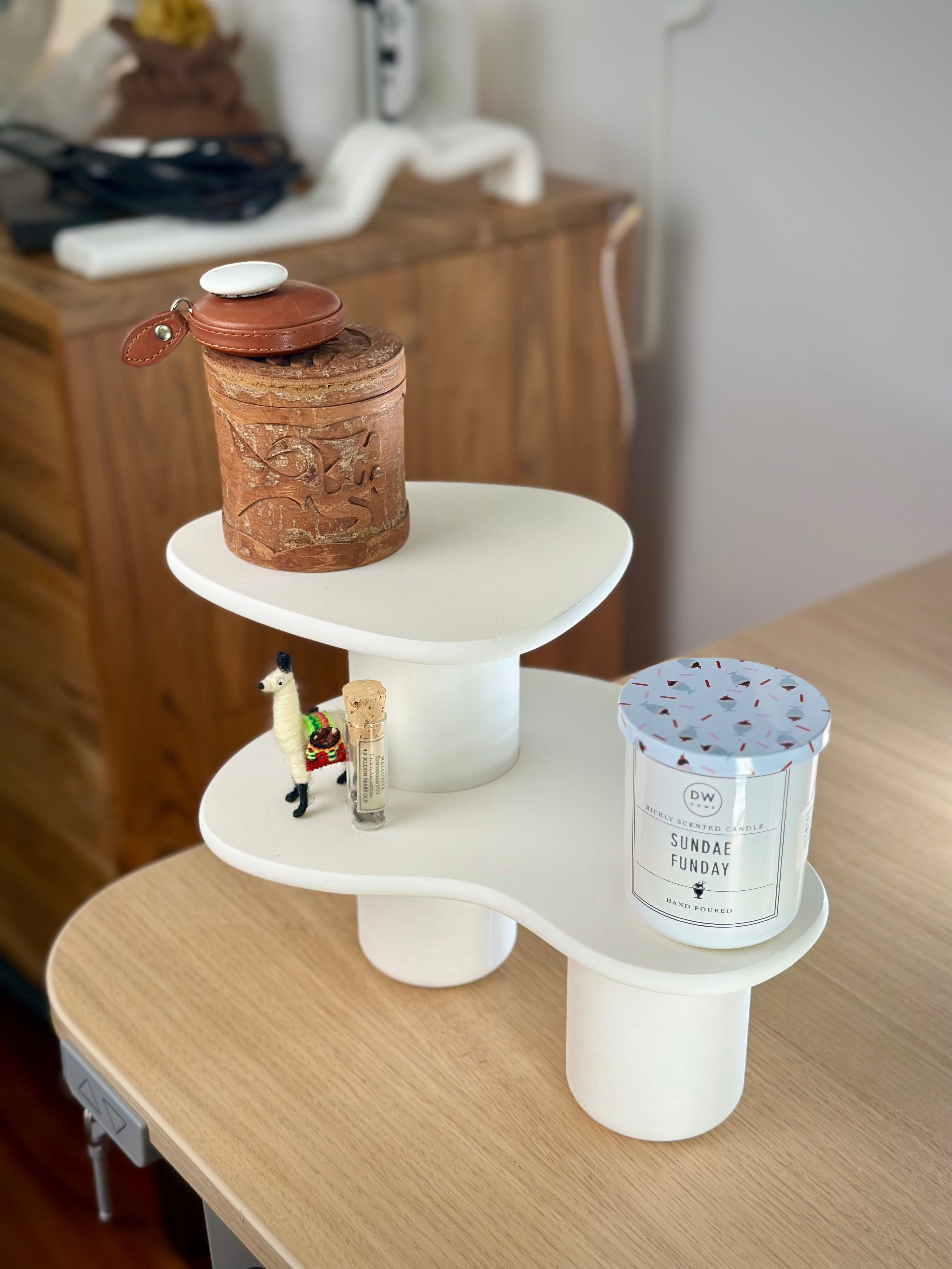 Der Wavy Stand – Ein modernes Schreibtischregal