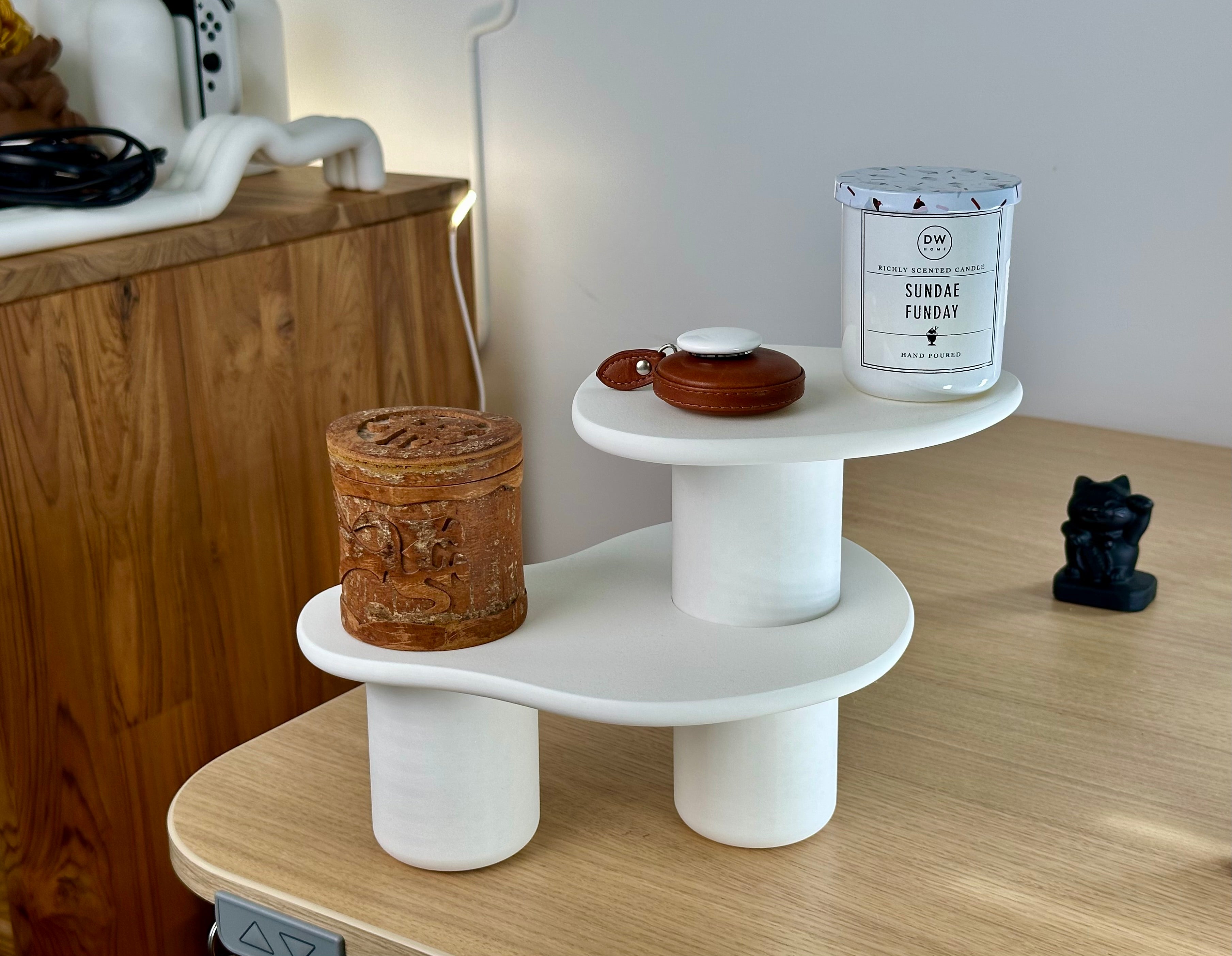 Der Wavy Stand – Ein modernes Schreibtischregal