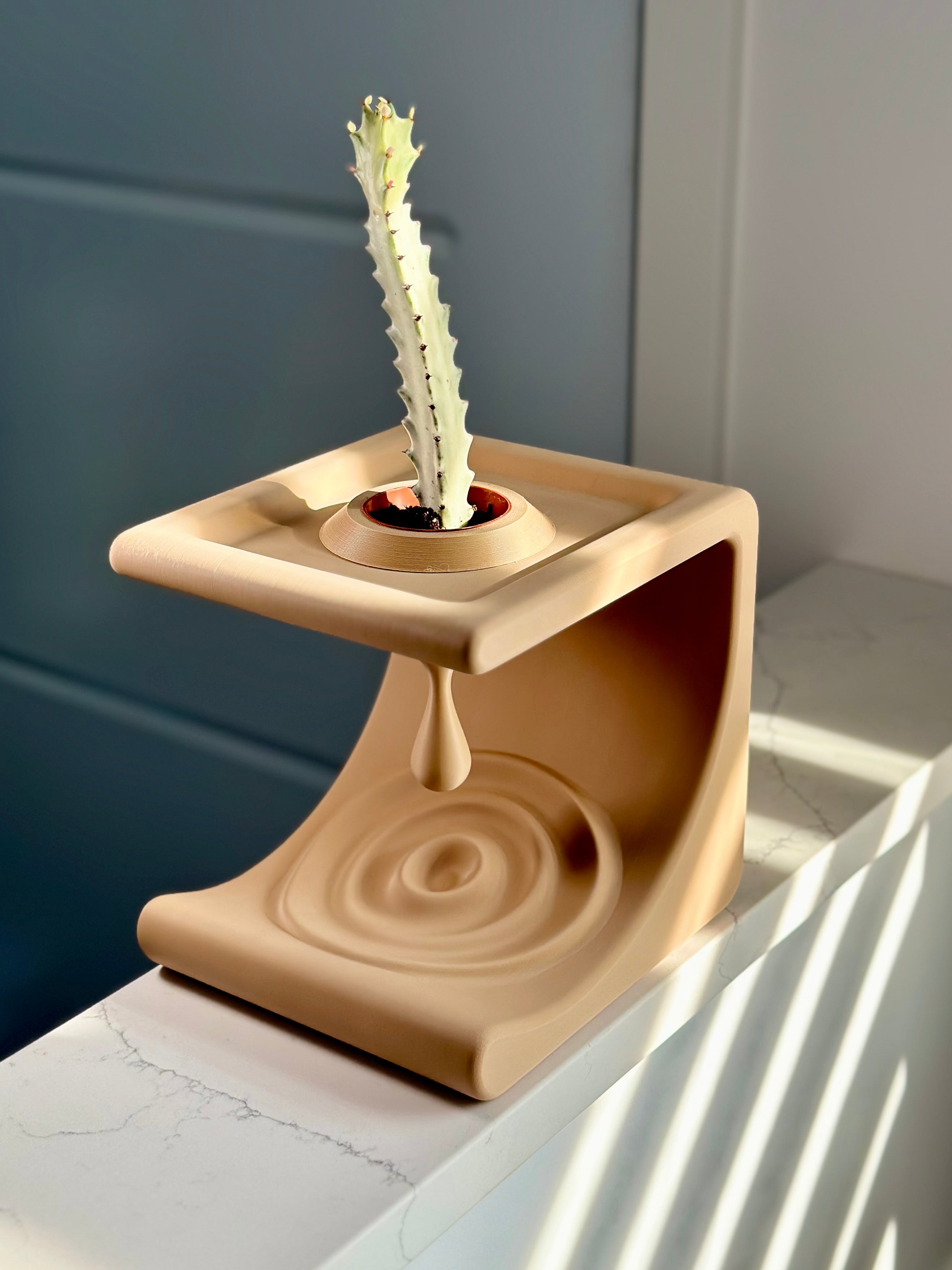 Comma Shelf: Minimalistisches Design für Alltagsgegenstände