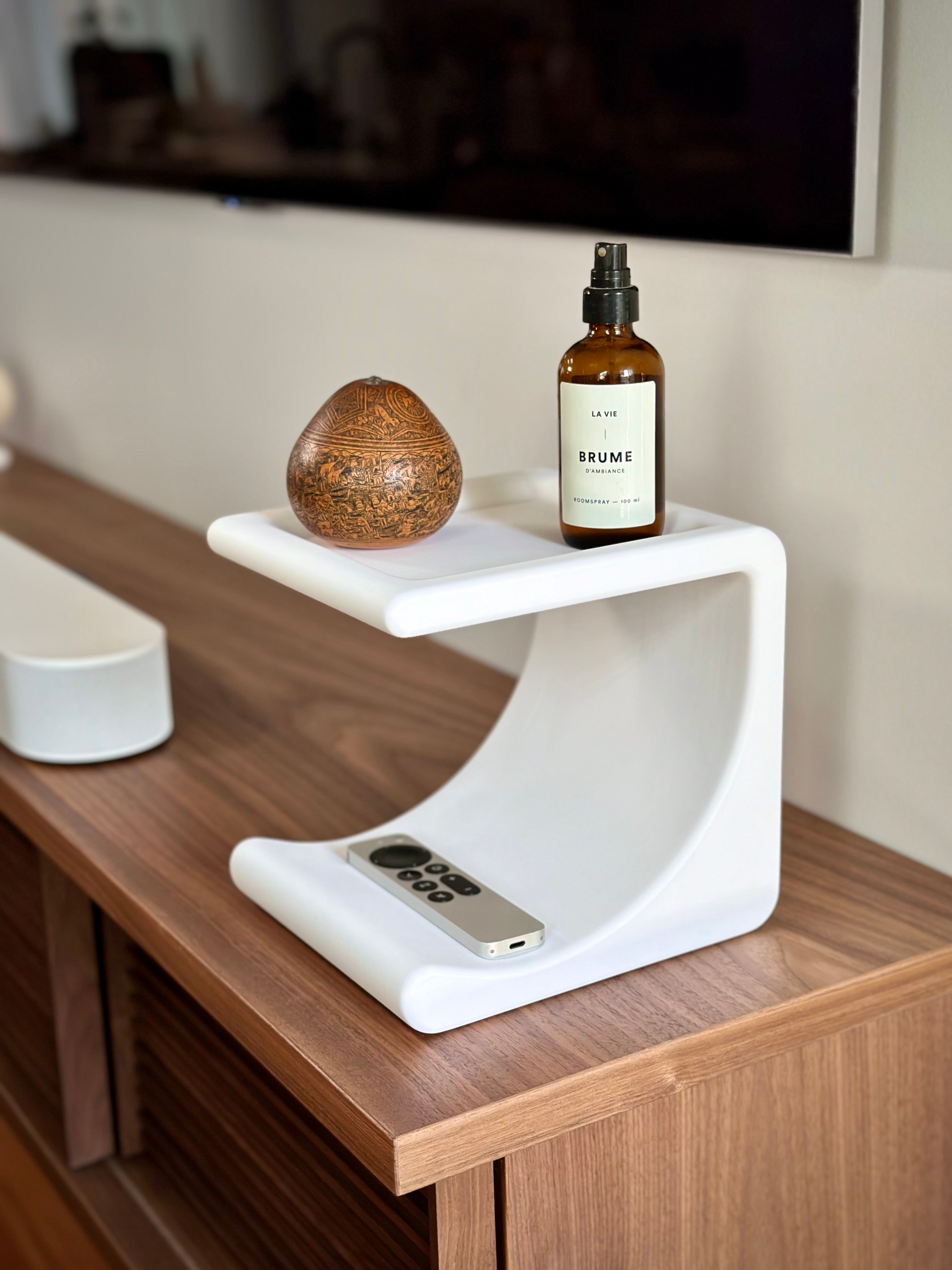 Comma Shelf: Minimalistisches Design für Alltagsgegenstände