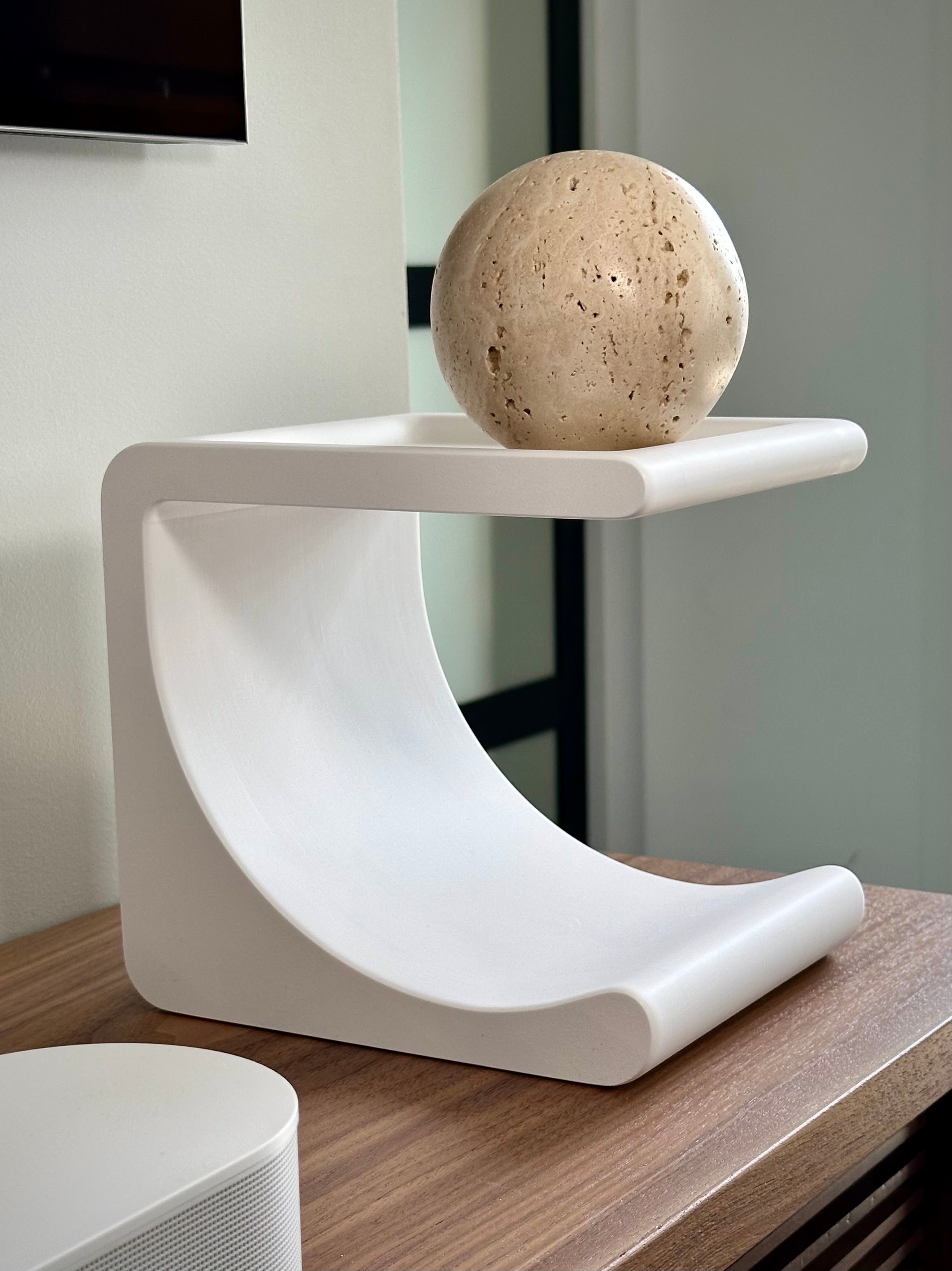 Comma Shelf: Minimalistisches Design für Alltagsgegenstände
