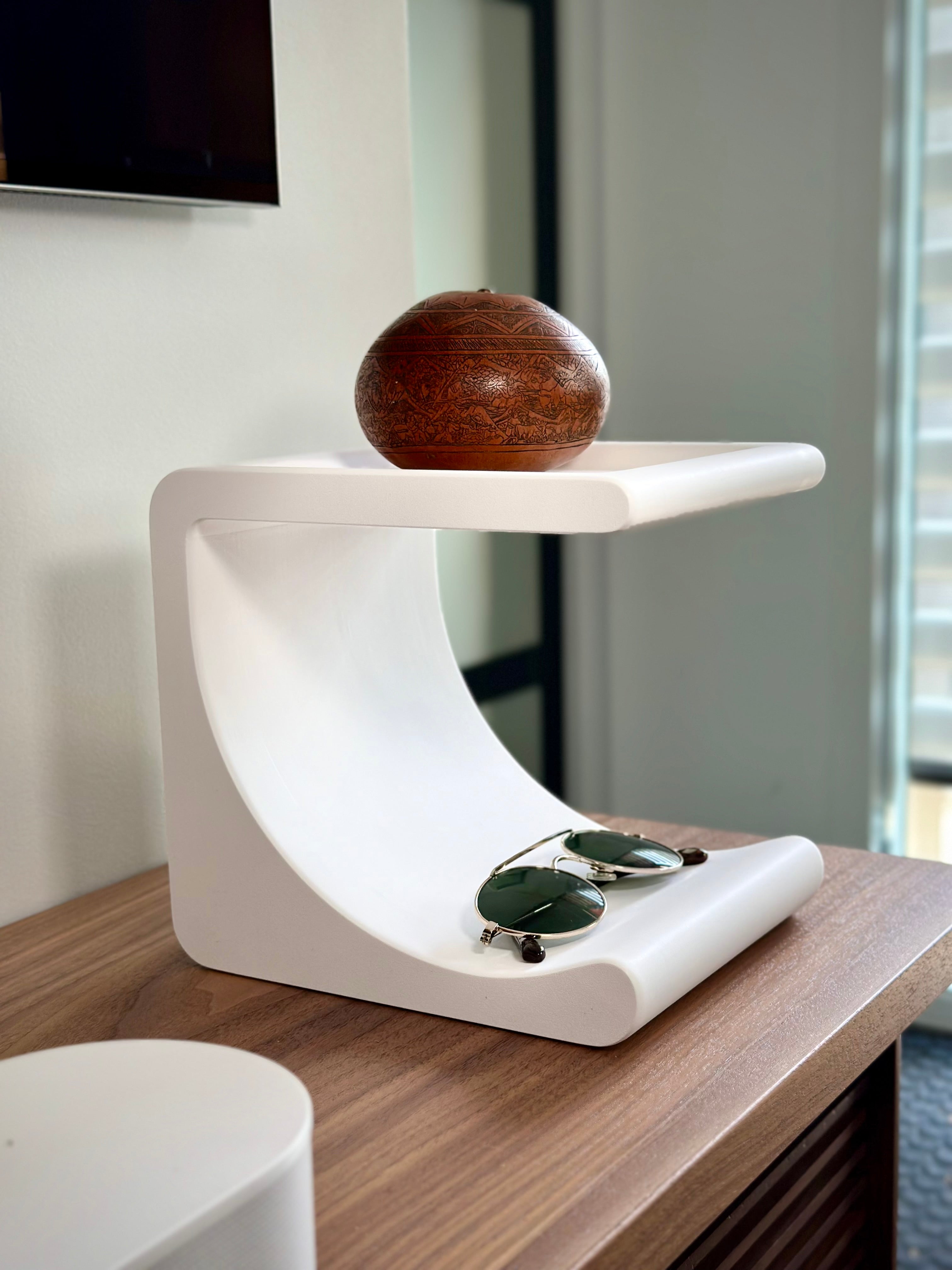 Comma Shelf: Minimalistisches Design für Alltagsgegenstände